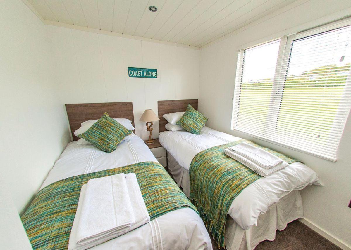 Fishguard Bay Resort Llanllawer Exterior photo